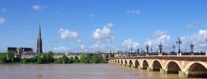 un puente sobre un río con una ciudad en el fondo en Mon studio cosy à Pessac - Bordeaux, en Pessac