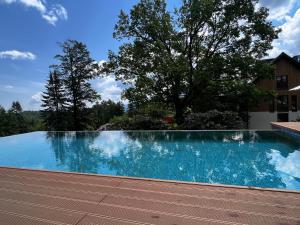 ein Swimmingpool mit blauem Wasser in einem Hof in der Unterkunft Apartament basen sauna Revisit Szklarska in Szklarska Poręba