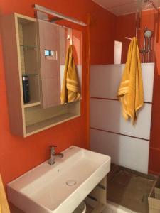 a bathroom with a sink and a mirror at Casadimela in Mela