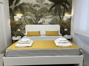a bedroom with a bed with towels on it at Marè in Belvedere Marittimo