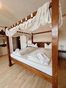 ein Schlafzimmer mit einem Etagenbett mit weißer Bettwäsche in der Unterkunft Apartment Josephine in Lübeck