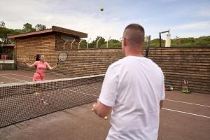Tenis a/nebo squash v ubytování Camping Campo dei Fiori - Glamping4all nebo okolí
