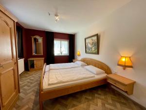 um quarto com uma cama grande num quarto em Forsthaus Reit im Winkl em Reit im Winkl