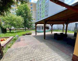 eine Terrasse mit einem Pavillon in einem Park in der Unterkunft Apartmány Pískovna Assen in Ostrava