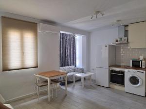 een kleine keuken met een tafel en een eetkamer bij Moon Valencia in Valencia