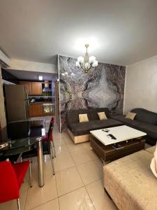 een woonkamer met een bank en een tafel bij Nice tow bedrooms by snake pool in talapay in Aqaba