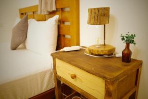 sypialnia z łóżkiem i stołem z lampką w obiekcie 鰆宿民宿 w mieście Dayin