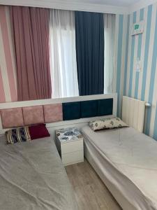 een kleine kamer met een bed en een raam bij The VIP Guest - Luxury Home in Deniz in Istanbul
