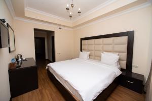 Rúm í herbergi á 14 Floor Hotel