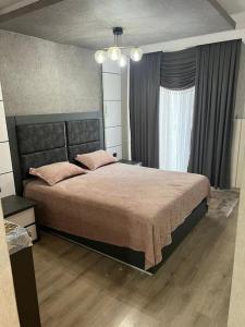 een slaapkamer met een groot bed en een raam bij The VIP Guest - Luxury Home in Deniz in Istanbul