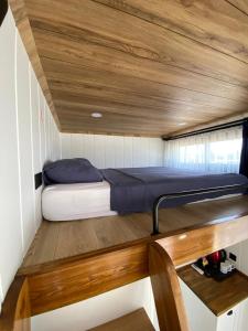 - une petite chambre dans une petite maison avec un lit dans l'établissement Lavira Tiny House Village, à Bogazici