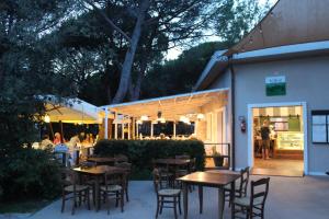 Restaurace v ubytování Camping Campo dei Fiori - Glamping4all