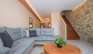 A seating area at Gold Olive Suites by "elite"