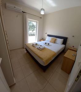 Un dormitorio con una cama grande y una ventana en Olivo Nydri en Nydri