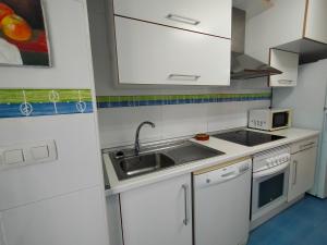 Kuchyň nebo kuchyňský kout v ubytování ACV - Terrazas II-2ª linea planta 4 norte