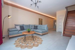 A seating area at Gold Olive Suites by "elite"