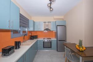 A kitchen or kitchenette at Gold Olive Suites by "elite"
