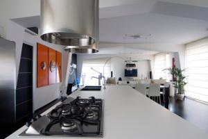 cocina con fogones y encimera blanca en Marvel House - By My Home In Como en Como