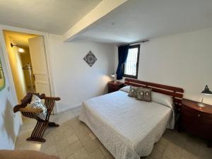 - une chambre avec un lit, une chaise et une fenêtre dans l'établissement Mille Lire, à Palerme