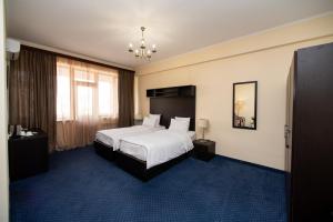 Rúm í herbergi á 14 Floor Hotel