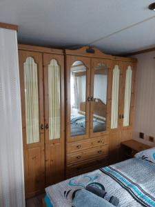 Postel nebo postele na pokoji v ubytování Mobilní dům Rimini a Monaco v kempu ve Výrovicích