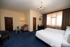 Rúm í herbergi á 14 Floor Hotel
