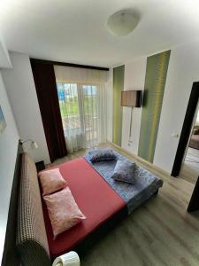 um quarto com uma cama grande num quarto em Cristina Eric em Mamaia