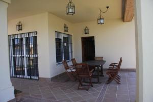 Patio alebo iná vonkajšia časť ubytovania Moderno y amplio chalet, con piscina privada + 37 fotografií