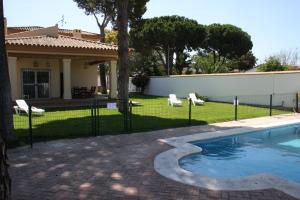 Bazén v ubytovaní Moderno y amplio chalet, con piscina privada alebo v jeho blízkosti