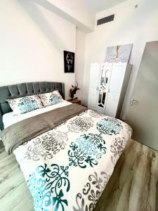 een slaapkamer met een bed met blauwe en witte lakens bij 105 Güneşli Residence in Istanbul