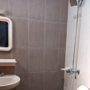 een badkamer met een douche, een toilet en een wastafel bij Peaceful Low cost 2BR in Islamabad