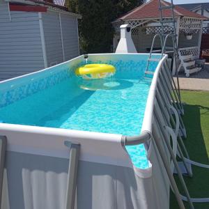 Una piscina con tobogán y un juguete amarillo. en Domki letniskowe Na Stoku en Władysławowo