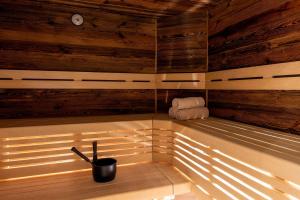 een sauna met een emmer en een klok aan de muur bij Best Western Hotel & SPA Coeur De Cassis in Cassis