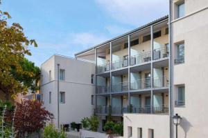 une image d'un immeuble d'appartements avec balcon dans l'établissement Best Western Hotel & SPA Coeur De Cassis, à Cassis