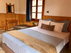 Postel nebo postele na pokoji v ubytování Apostolos Hotel