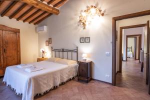a bedroom with a bed and a chandelier at Appartamenti le Ginestre in Lupompesi