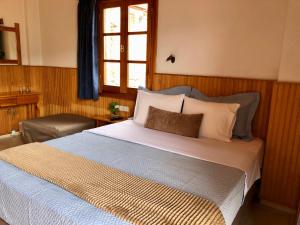 Postel nebo postele na pokoji v ubytování Apostolos Hotel