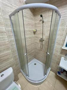um chuveiro com uma porta de vidro na casa de banho em Cristina Eric em Mamaia