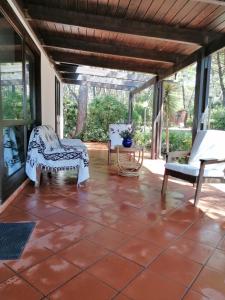 un patio con 2 sillas y una mesa en Podere Serena en Albinia