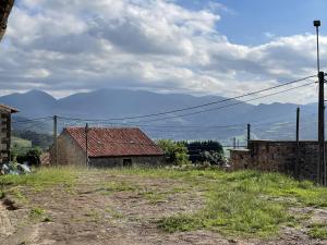 an old building in a field with mountains in the background at Casa Rustica Con Porche in Bostronizo