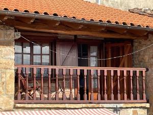 een balkon van een gebouw met een rode leuning bij Casa Rustica Con Porche in Bostronizo