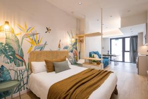 ein Schlafzimmer mit einem großen Bett in einem Zimmer in der Unterkunft FLORIT FLATS - The Green Apartments in Valencia
