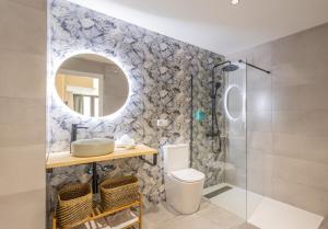 bagno con servizi igienici, lavandino e specchio di FLORIT FLATS - The Green Apartments a Valencia