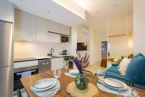 eine Küche und ein Wohnzimmer mit einem Tisch und Stühlen in der Unterkunft FLORIT FLATS - The Green Apartments in Valencia