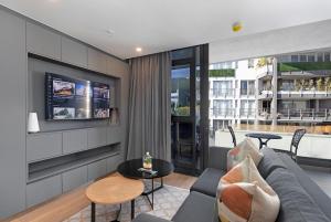 Μια τηλεόραση ή/και κέντρο ψυχαγωγίας στο Casa on Quendon by Totalstay