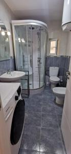 baño con 2 lavabos, ducha y 2 aseos en Casa Eguino- Pet Friendly, en San Sebastián