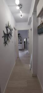 un pasillo con paredes blancas y un pasillo largo con en Casa Eguino- Pet Friendly, en San Sebastián