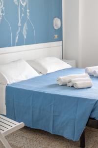 un letto con due asciugamani sopra di Hotel Villa Maris a Rimini