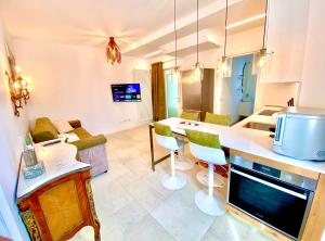 a kitchen and living room with a table and chairs at Appartamento Alice Gold in Bardolino