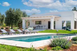 eine Villa mit einem Pool und einem Haus in der Unterkunft Trullo Mest Marcucc by Perle di Puglia in San Michele Salentino